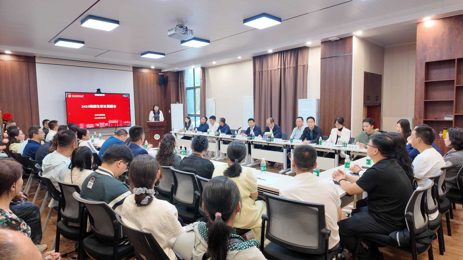 学院举办2025级本科新生家长见面会